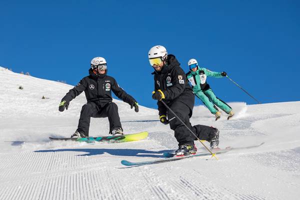 Maestri e allievi della scuola sci Presena sulle piste