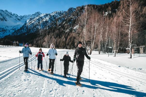 Famiglia con le ciaspole al Tonale