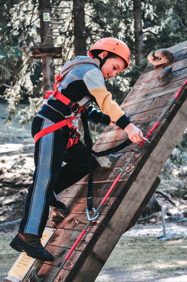 I parchi avventura in Lombardia per bambini sono un concentrato di attività, come l'arrampicata