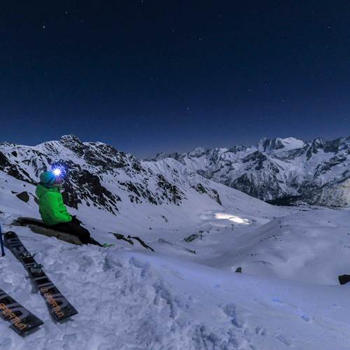Sosta panoramica durante lo sci notturno sulle montagne del Trentino